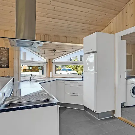 펜션 Beach Front Home In Hemmet With Sauna