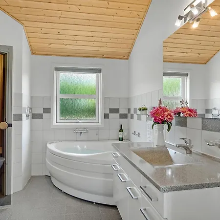 펜션 Beach Front Home In Hemmet With Sauna Hemmet